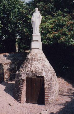 La fontaine Saint-Hélier, Bréville-sur-Mer