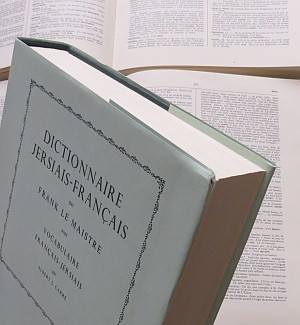  I' n'pouvait pon en r'vénîn! J'passînmes d's heuthes à r'garder pour des mots Jèrriais tchi lî v'naient à l'idée, et il 'tait êmèrvilyi d'vaie qu'nou les trouvait san peine.