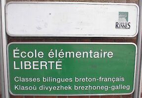 Breton bilingual signage